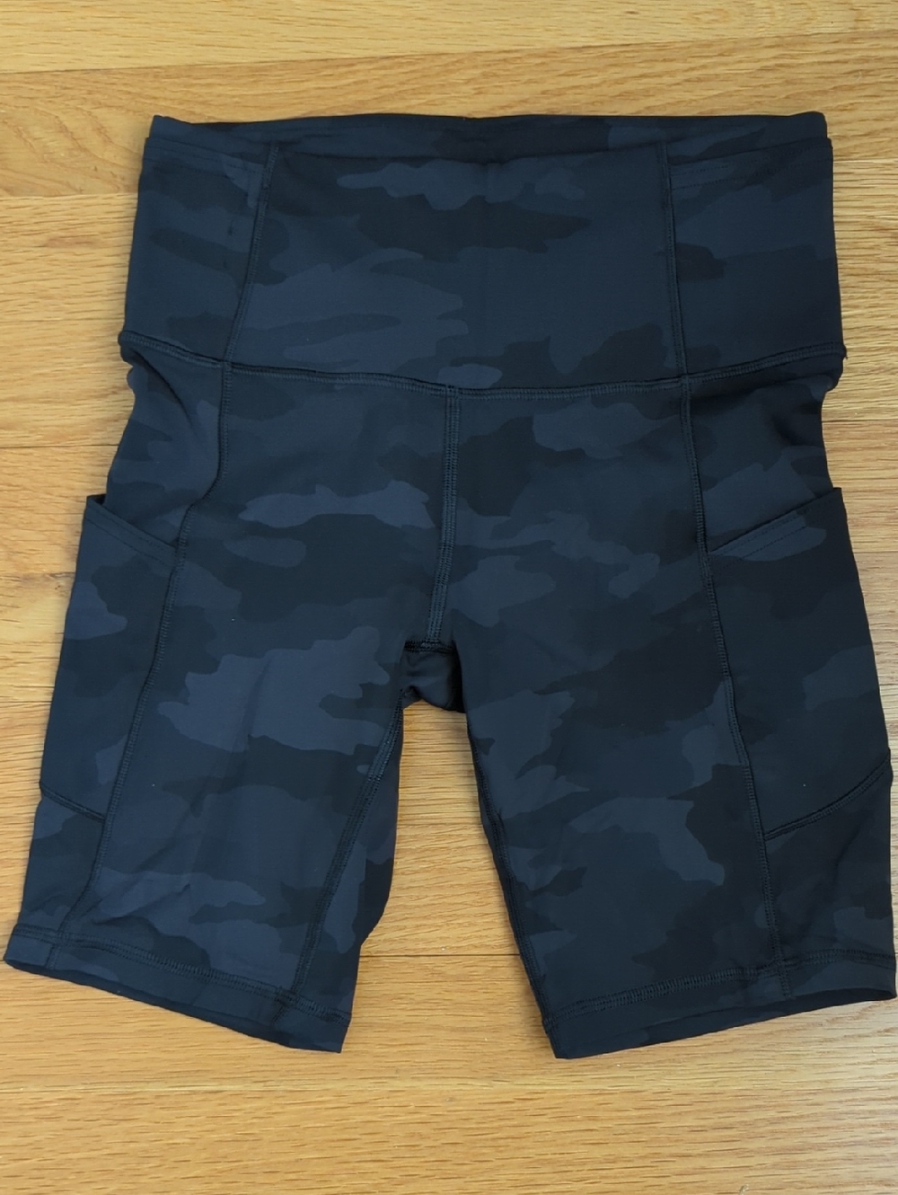 Lululemon Fast and Free Bike Shorts 4 Black Camo Print